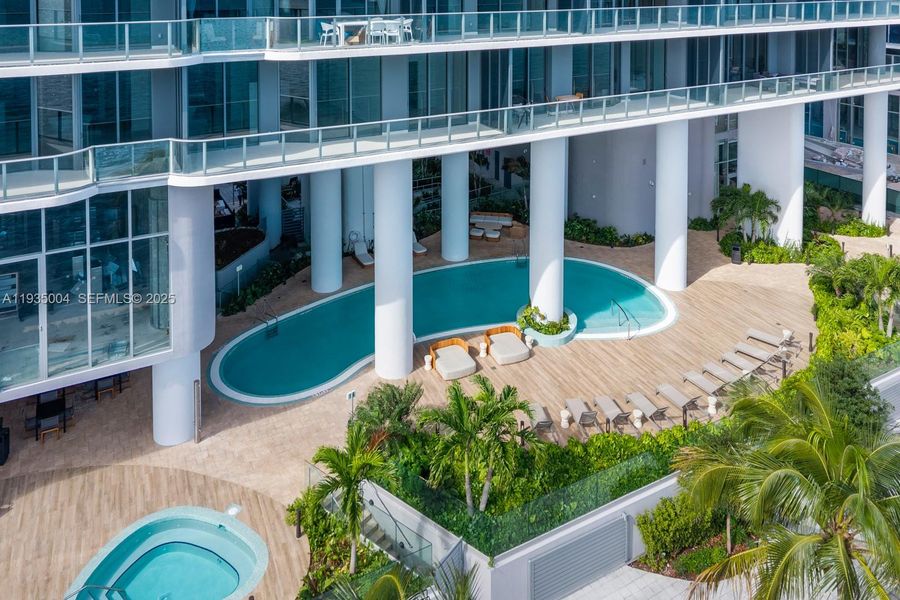 Condo located in Miami, FL showcasing its design and architecture (Image 17).