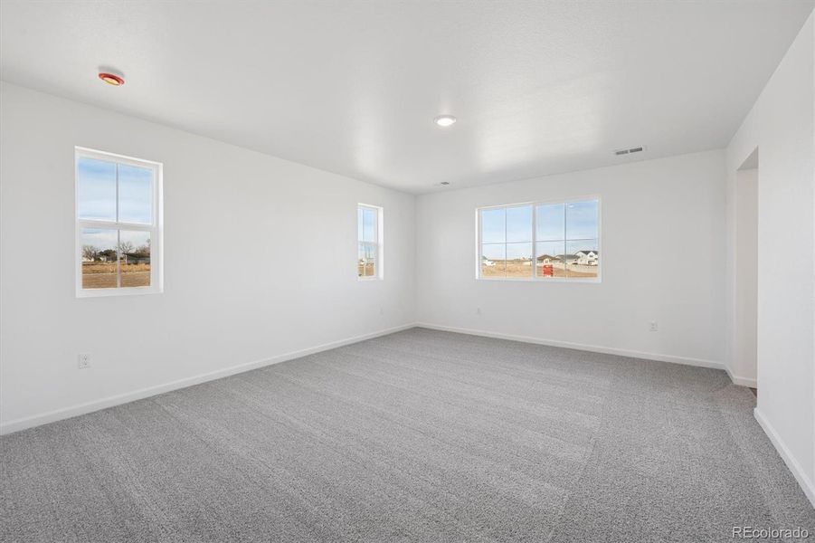 Spacious, unfurnished interior of a new home in Vista West, Keenesburg (Image 21).