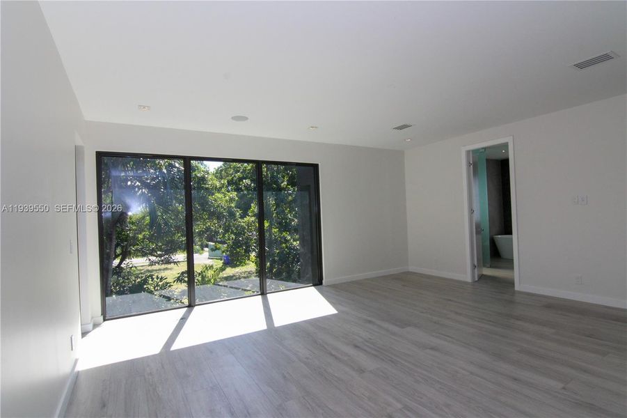 Spacious, unfurnished interior of a new home in , Miami (Image 20).