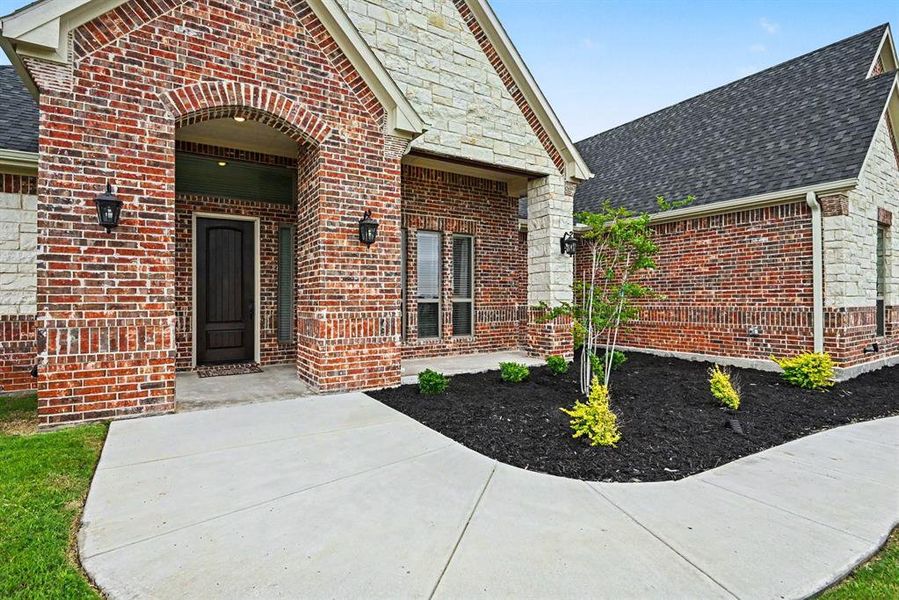 Exterior details and patio area of a home in , Weatherford (Image 4).