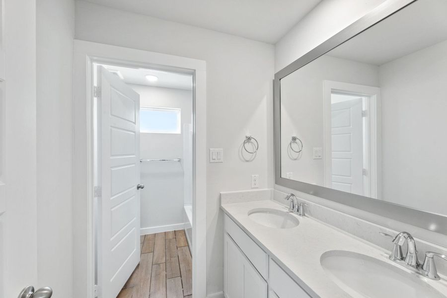 Representative furnished interior of a home built from the Alto by Hakes Brothers in The Woodlands, Mico (Image 5).