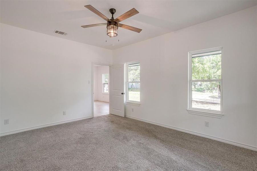 Spacious, unfurnished interior of a new home in , Granbury (Image 27).