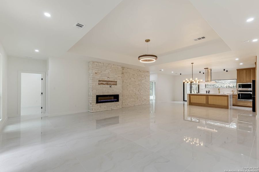 Spacious, unfurnished interior of a new home in , Floresville (Image 22).