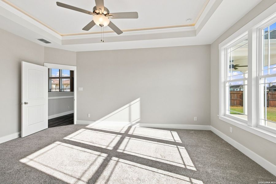 Spacious, unfurnished interior of a new home in Las Palomas Country Club Estates, La Vernia (Image 27).