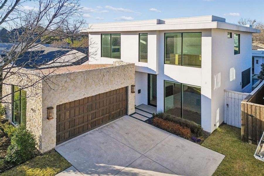 Exterior details and patio area of a home in , Dallas (Image 21).