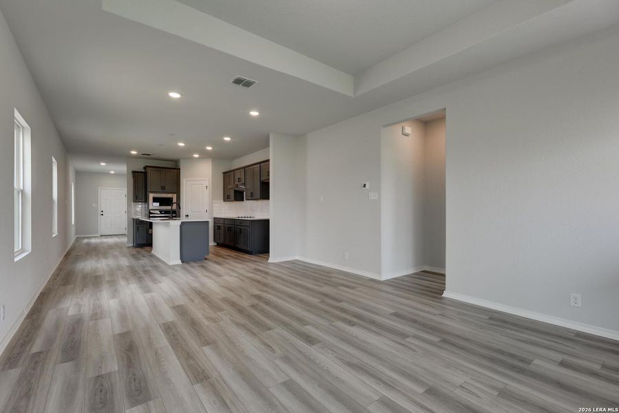 Spacious, unfurnished interior of a new home in Hennersby Hollow, San Antonio (Image 15).