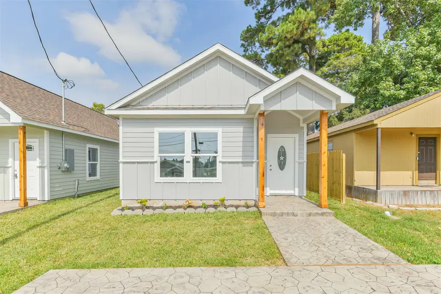 Front exterior of a new home in , Montgomery, TX, highlighting curb appeal (Image 2). Front exterior of a new home in , Montgomery, TX, highlighting curb appeal (Image 2).