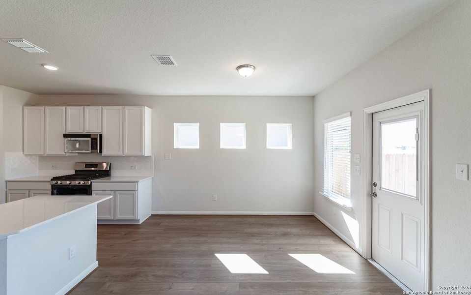 Spacious, unfurnished interior of a new home in Hennersby Hollow, San Antonio (Image 12).