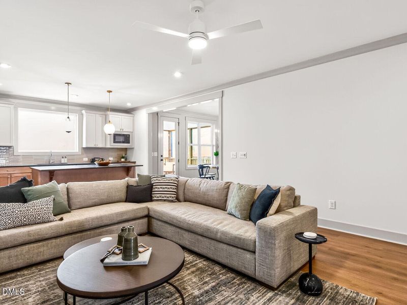 010-1280x960-living-room