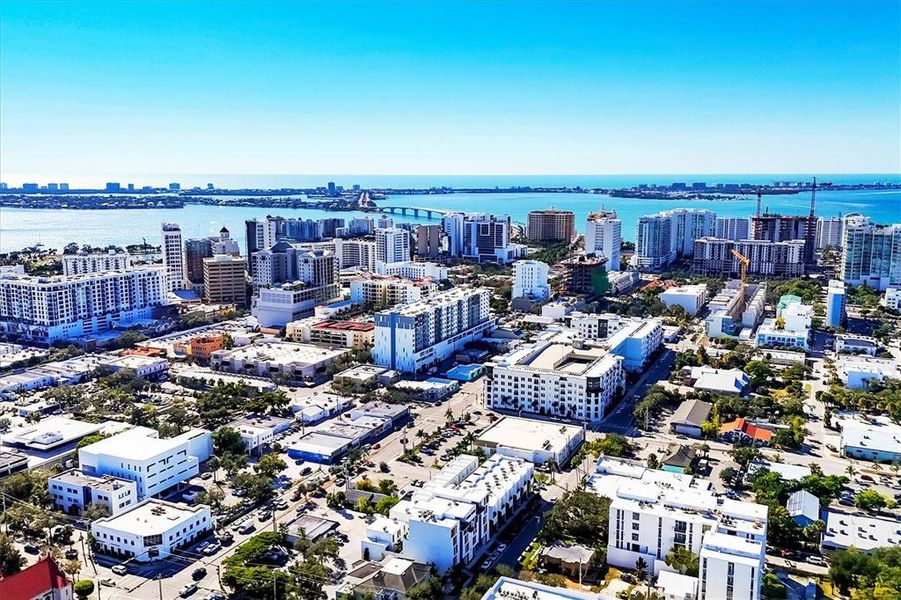 Condo located in Sarasota, FL showcasing its design and architecture (Image 5).