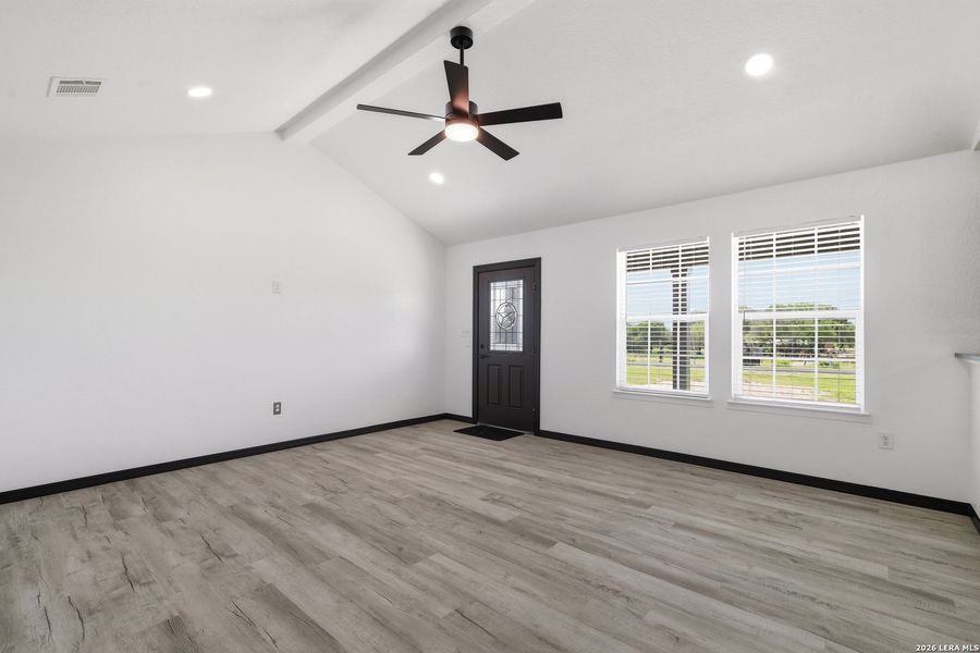 Spacious, unfurnished interior of a new home in , Floresville (Image 9).