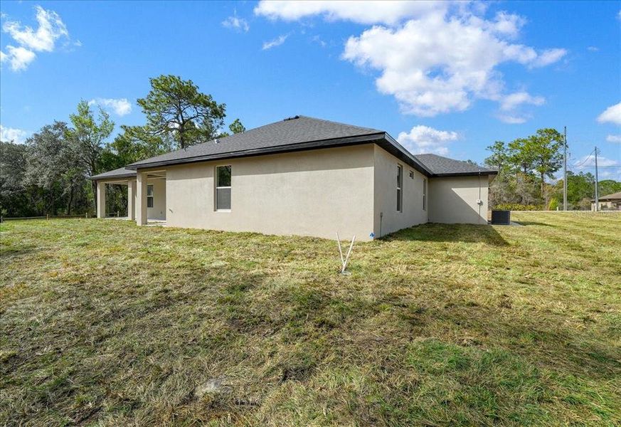Exterior details and patio area of a home in , Weeki Wachee (Image 41).