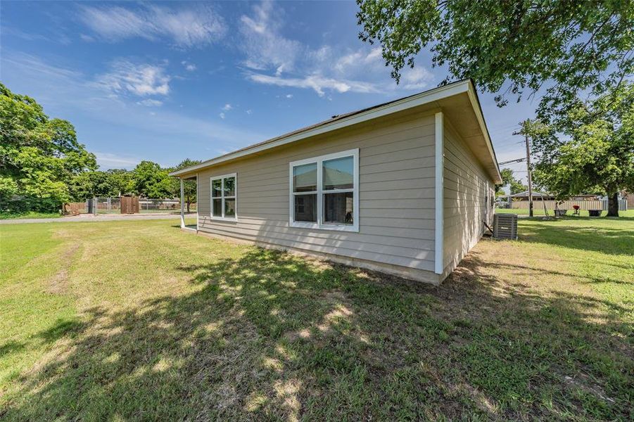 Exterior details and patio area of a home in , Cleburne (Image 25).