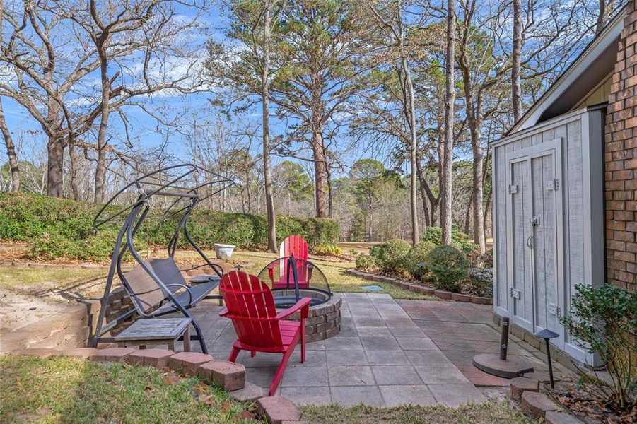 Exterior details and patio area of a home in , Holly Lake Ranch (Image 4).