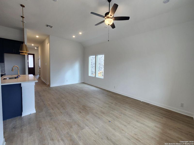 Spacious, unfurnished interior of a new home in Arcadia Ridge, San Antonio (Image 16).