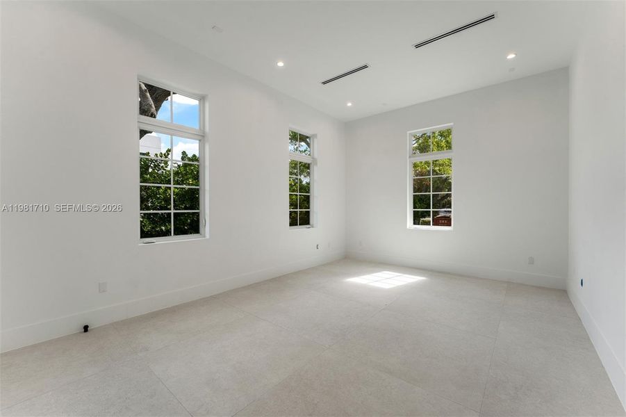 Spacious, unfurnished interior of a new home in , Palmetto Bay (Image 20).