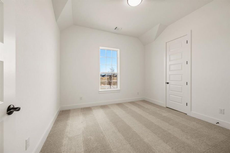 Spacious, unfurnished interior of a new home in Rocky Top Ranch, Reno (Image 34).