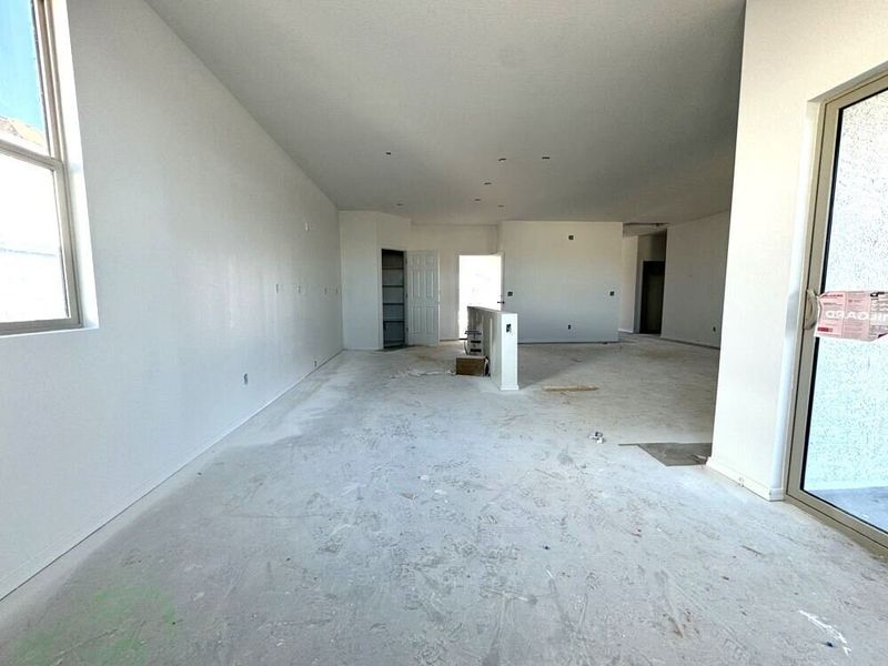 Dining nook to kitchen