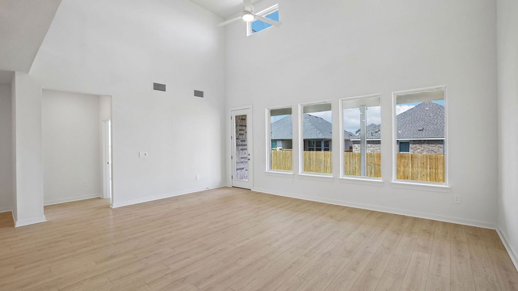 Spacious, unfurnished interior of a new home in Rosenbusch Ranch, Leander (Image 19).