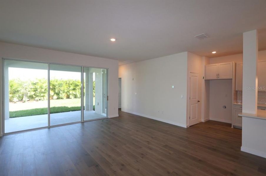 Spacious, unfurnished interior of a new home in , Apollo Beach (Image 12).