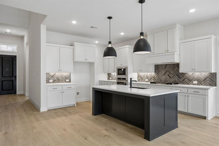 Our Royale plan pairs beautiful finishes with functional design to create your dream kitchen!