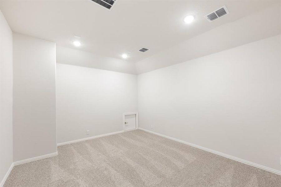 Spacious, unfurnished interior of a new home in Star Ranch, Godley (Image 27).