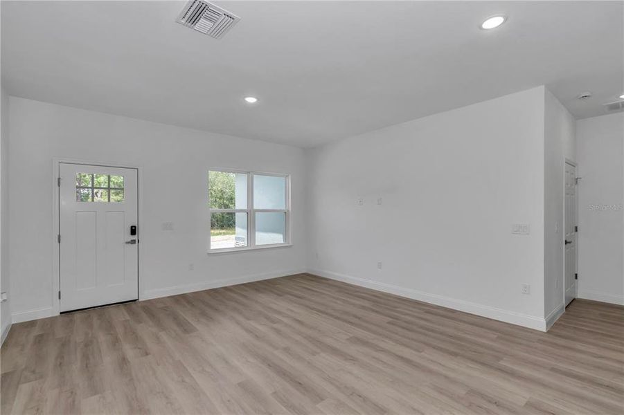 Spacious, unfurnished interior of a new home in , Citrus Springs (Image 16).