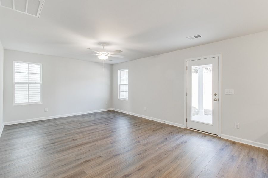 Spacious, unfurnished interior of a new home in Bluefield, Lexington (Image 17).
