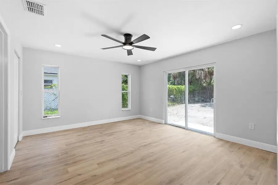 Spacious, unfurnished interior of a new home in , Tampa (Image 9).