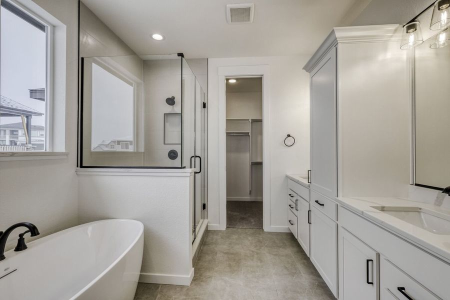 8349 Jesse - Primary Bathroom