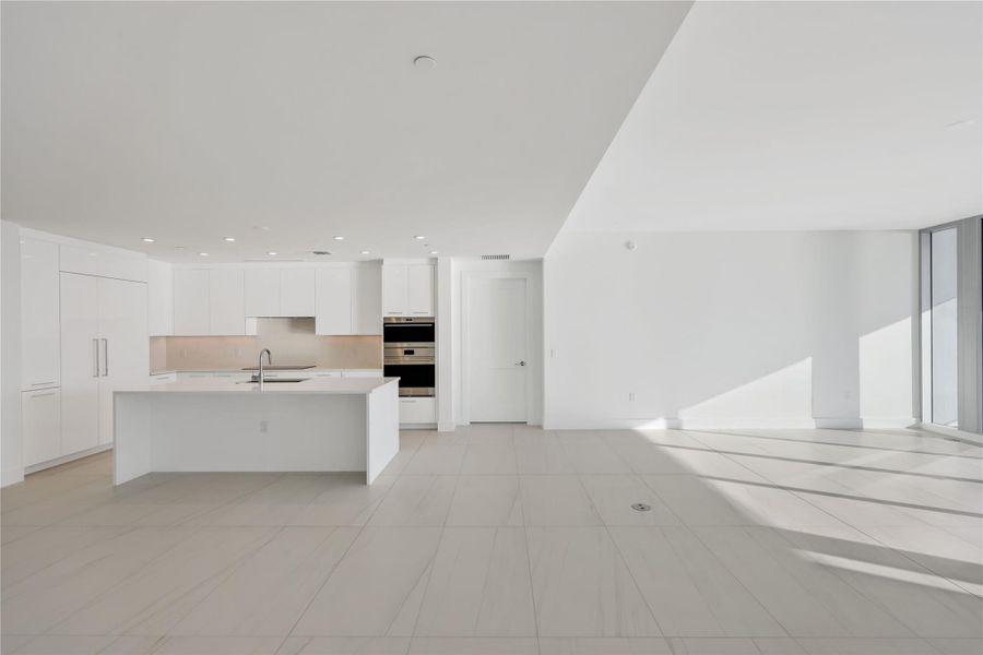 Spacious, unfurnished interior of a new home in , Fort Lauderdale (Image 40).