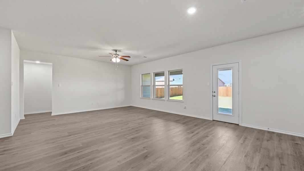 Spacious, unfurnished interior of a new home in Saddlebrook, Waxahachie (Image 22).