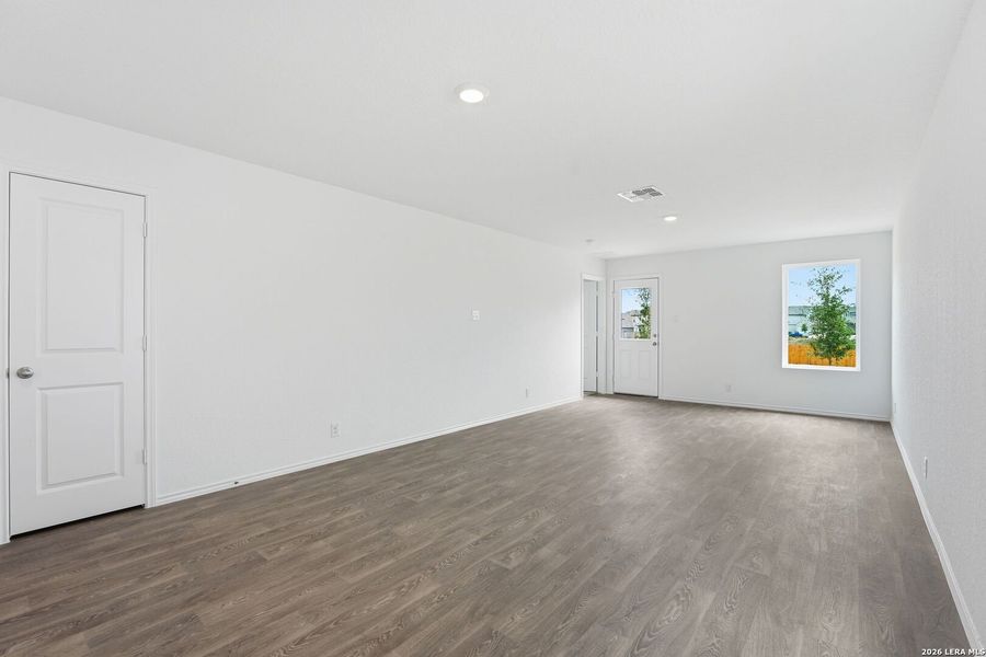 Spacious, unfurnished interior of a new home in Blue Ridge Ranch, San Antonio (Image 13).