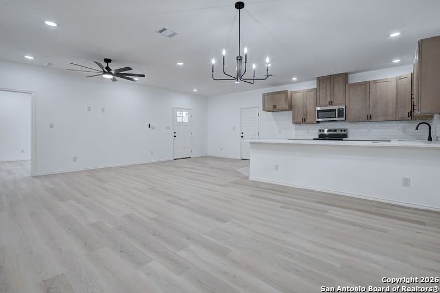 Spacious, unfurnished interior of a new home in , San Antonio (Image 17).