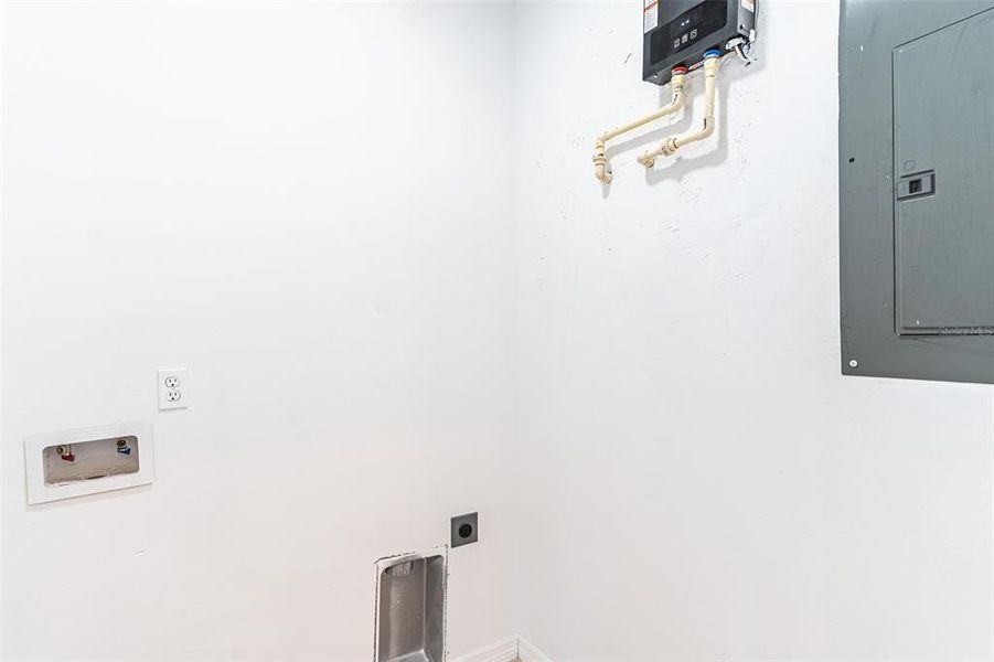 Spacious, unfurnished interior of a new home in , Lake Placid (Image 9).