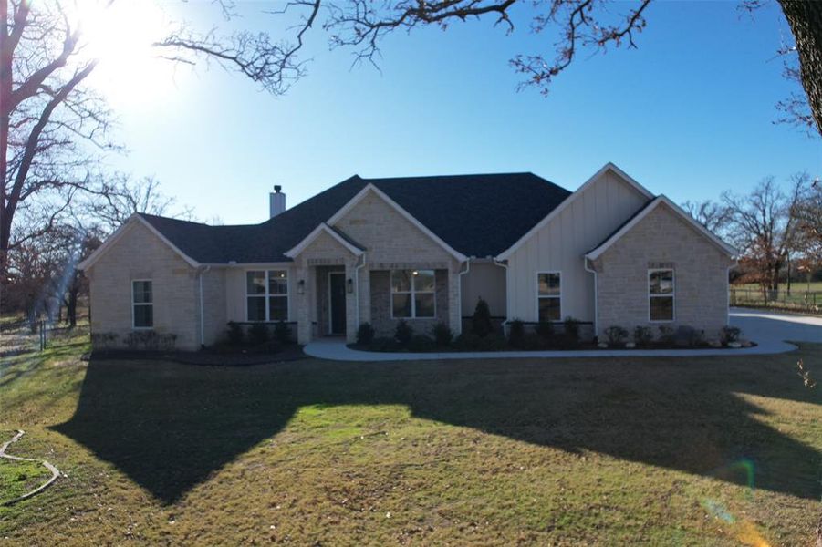 View of front facade featuring a front lawn