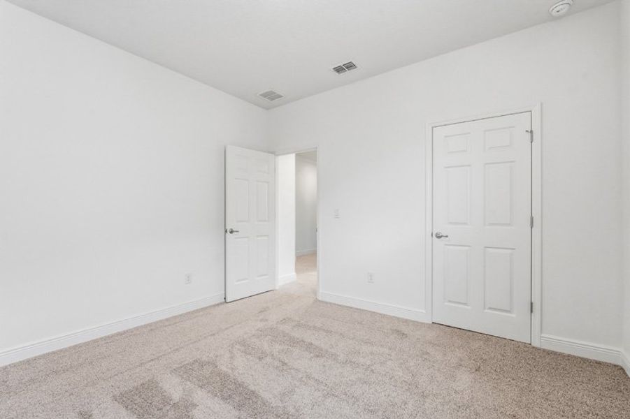 Spacious, unfurnished interior of a new home in Eden Hills, Lake Alfred (Image 44).