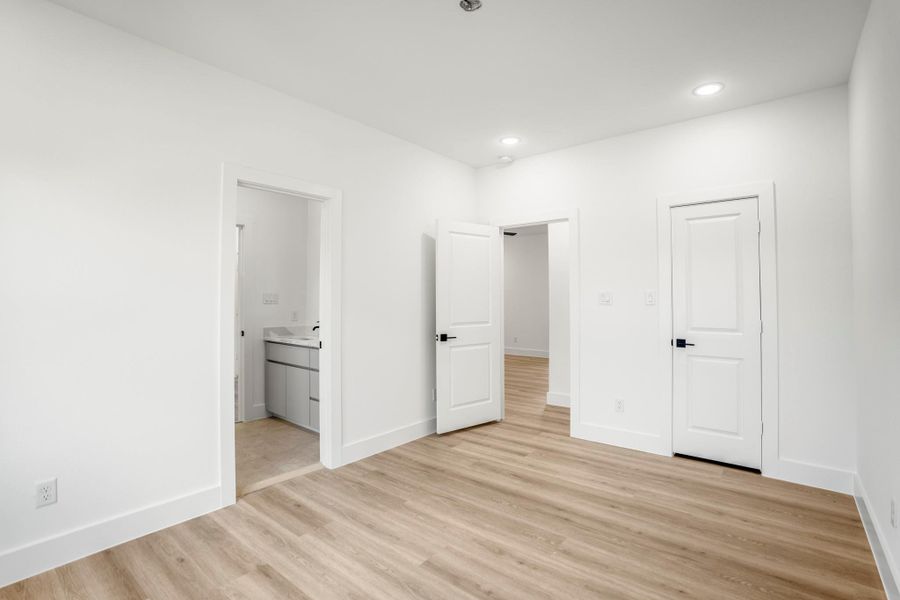 Spacious, unfurnished interior of a new home in , Houston (Image 24).