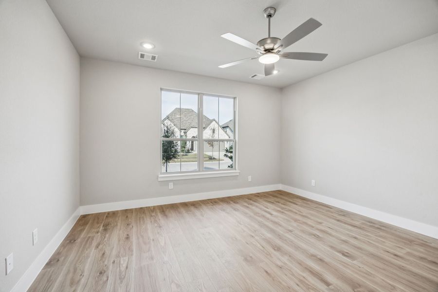 Spacious, unfurnished interior of a new home in Dove Hollow, Waxahachie (Image 25).