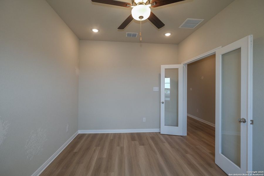 Spacious, unfurnished interior of a new home in Hunters Ranch, San Antonio (Image 28).