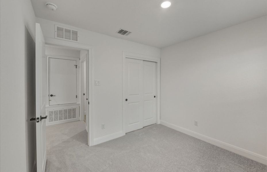 Spacious, unfurnished interior of a new home in Horizon Lake, Leander (Image 36).