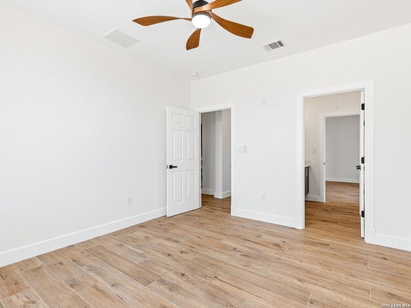 Spacious, unfurnished interior of a new home in , Terrell Hills (Image 36).