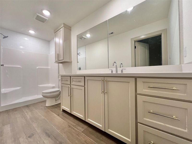 Furnished interior view inside a new home in , Angleton (Image 10).