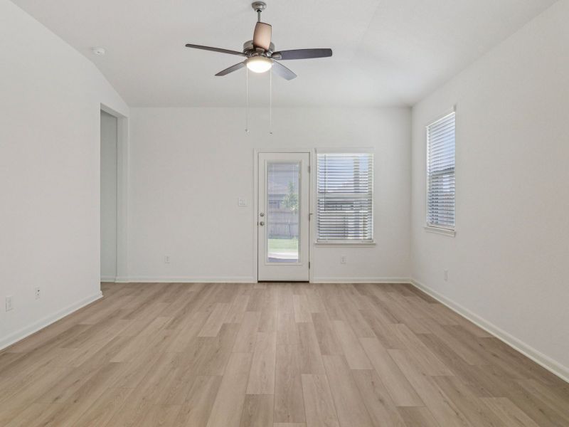 Spacious, unfurnished interior of a new home in Royal Crest, San Antonio (Image 14).