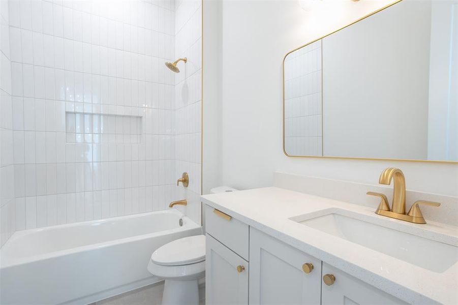 Full bathroom with vanity, toilet, and tiled shower / bath