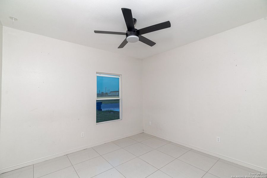 Spacious, unfurnished interior of a new home in , Edinburg (Image 10).