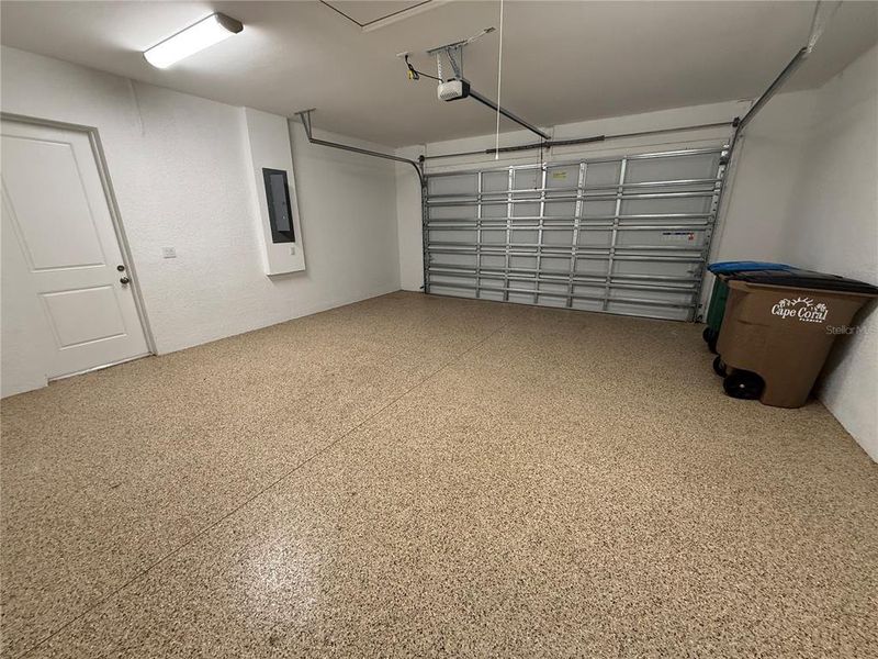 Spacious, unfurnished interior of a new home in , Cape Coral (Image 15).