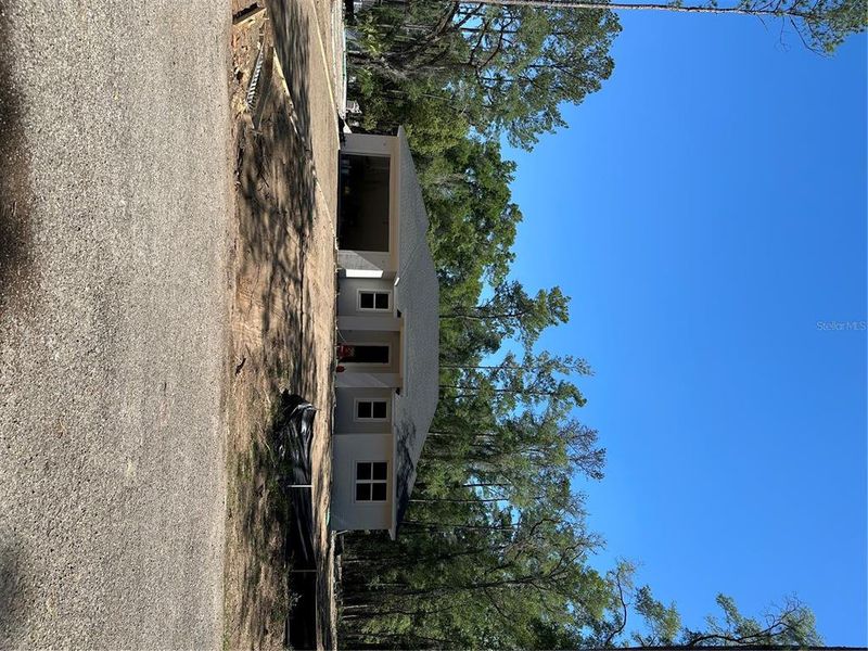 Exterior details and patio area of a home in , Dunnellon (Image 3).