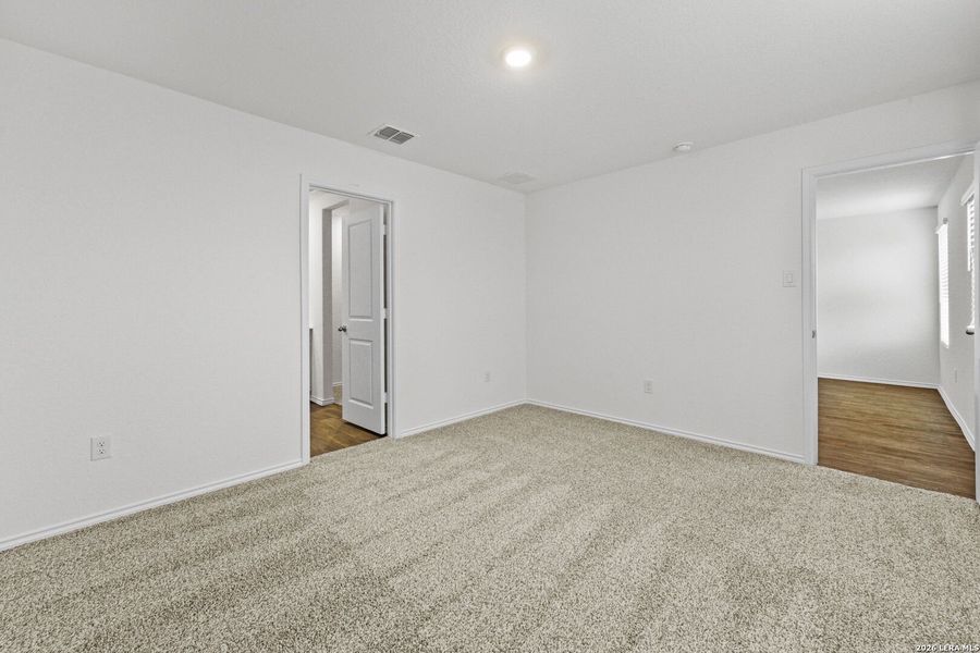 Spacious, unfurnished interior of a new home in Stonehill, San Antonio (Image 23).