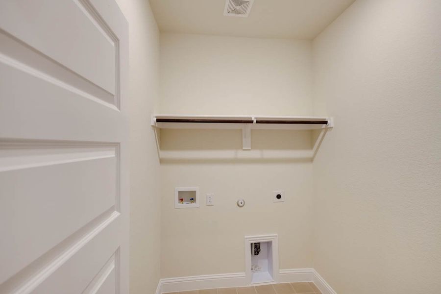 Spacious, unfurnished interior of a new home in Las Lomas, Forney (Image 31).